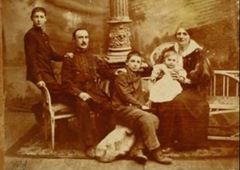 Яков Перемен с семьёй