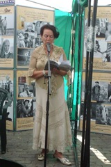 Актриса одесской филармонии Елена Куклова читает стихи из сборника Веры Зубаревой «Гавань»