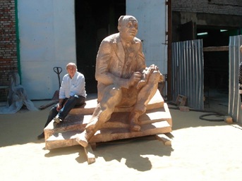 Бронзовая фигура Исаака Бабеля. Рядом на ступеньке автор памятника, известный российский скульптор Георгий Франгулян.